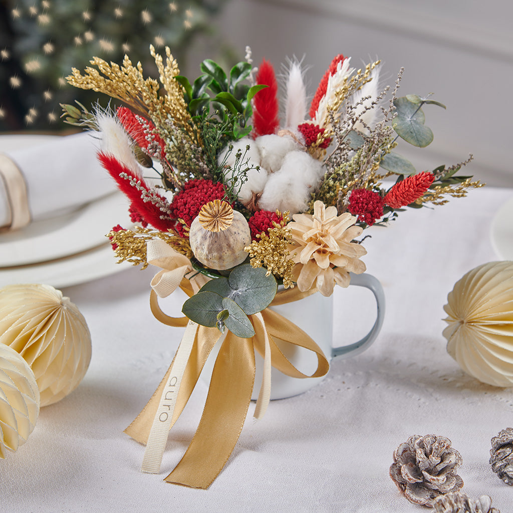 vista de taza de navidad con flores preservadas