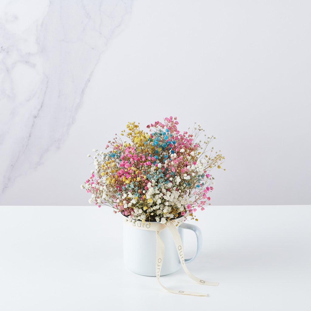 taza con flores multicolor preservadas