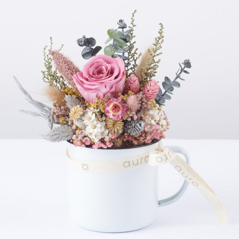 taza de flores preservadas calas silvestres