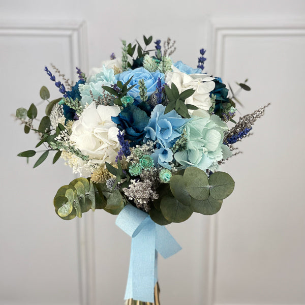 Ramo de flores preservadas en tonos azules