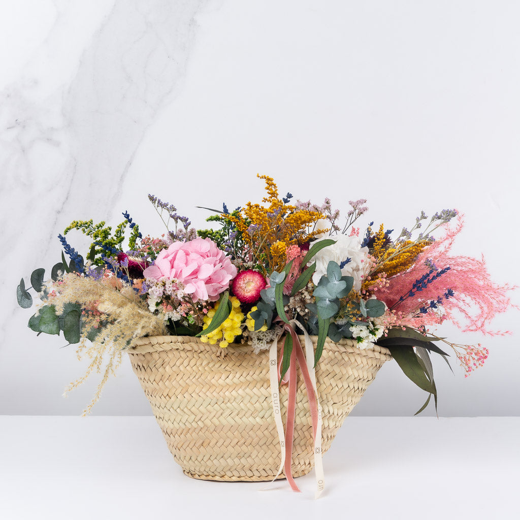 cesto de flores de primavera preservadas con hortensia