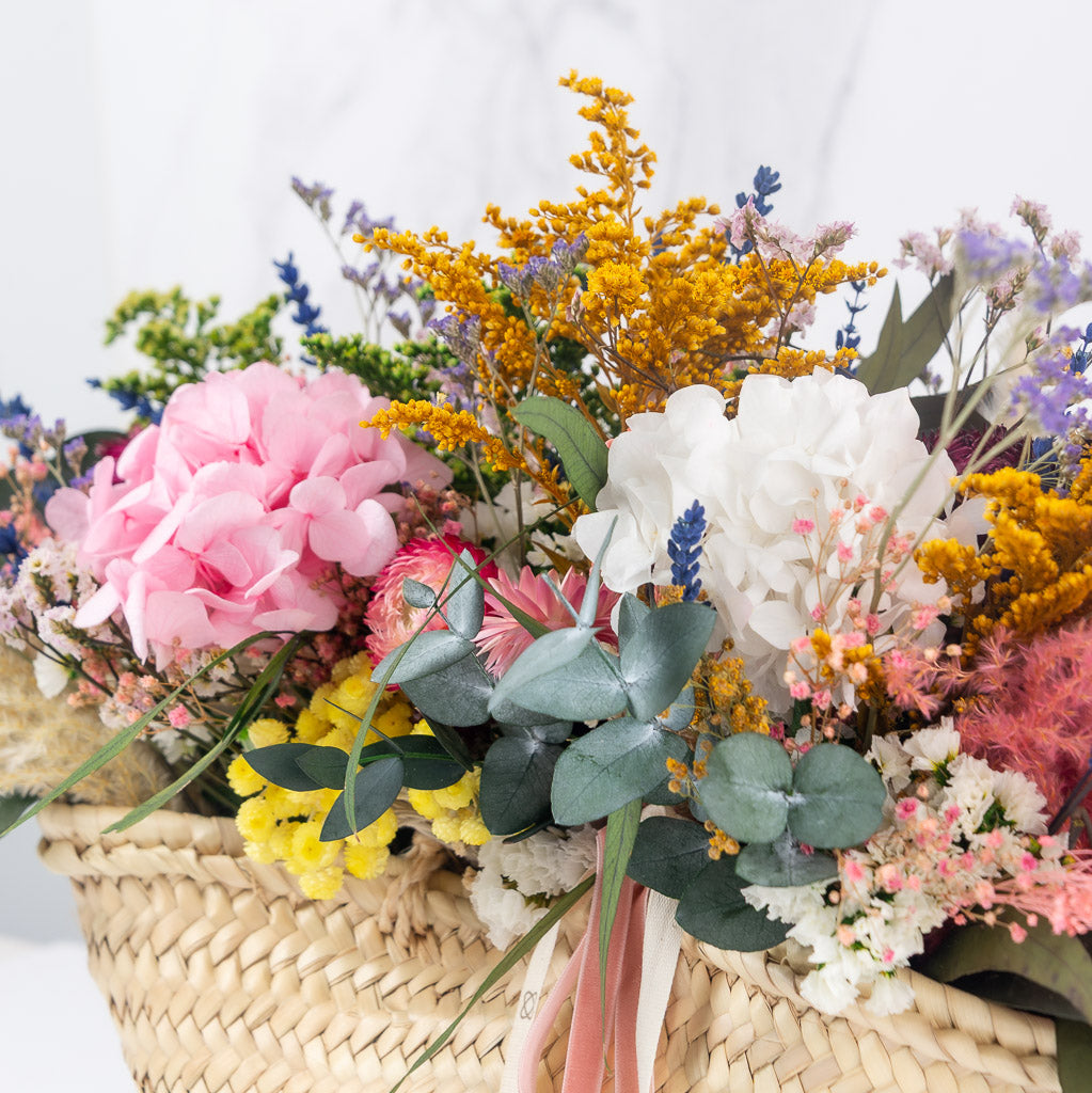 cesto de flores de primavera preservadas con hortensia