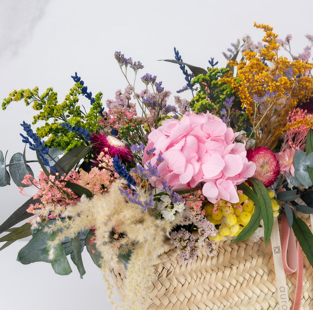 cesto de flores de primavera preservadas con hortensia