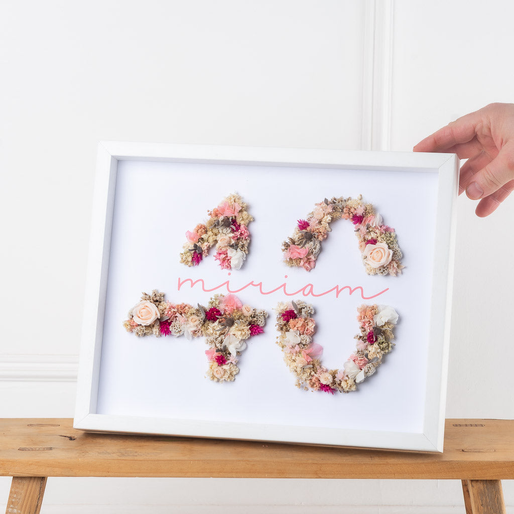 cuadro personalizado de cumpleaños con tu edad y nombre hechos con flores preservadas 
