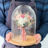 urna con ramito de flores preservadas