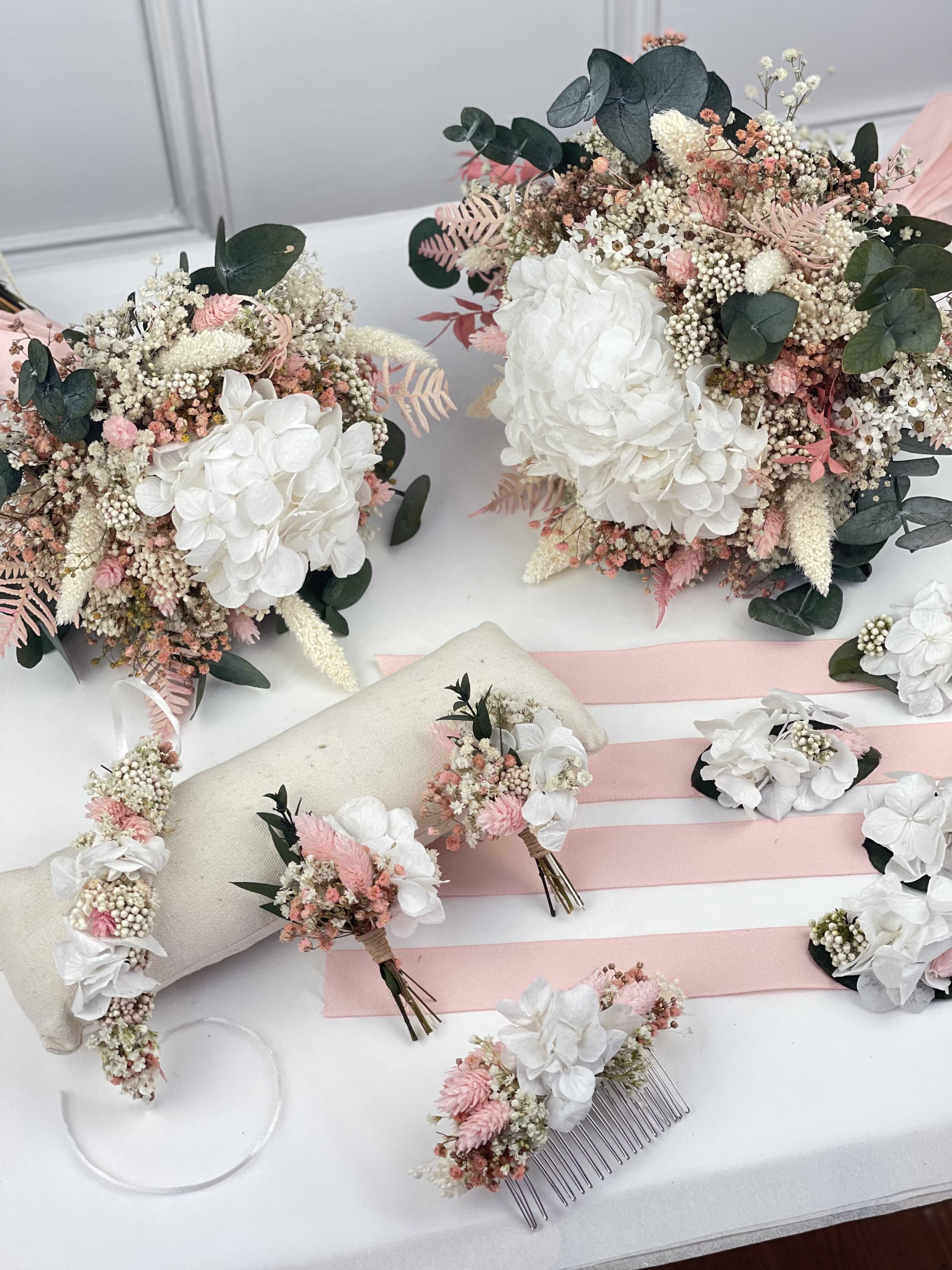 Complementos de flores preservadas a juego con tu ramo de novia