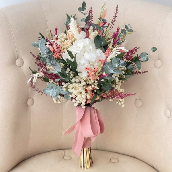 ramo de novia de flores preservadas con hortensia y eucaliptus