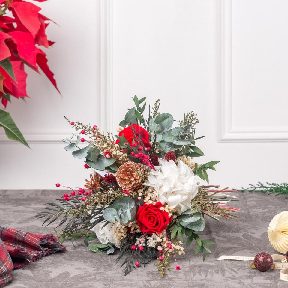 ramo de navidad de flores secas y preservadas. con hortensia, rosa, piñas y eucalipto