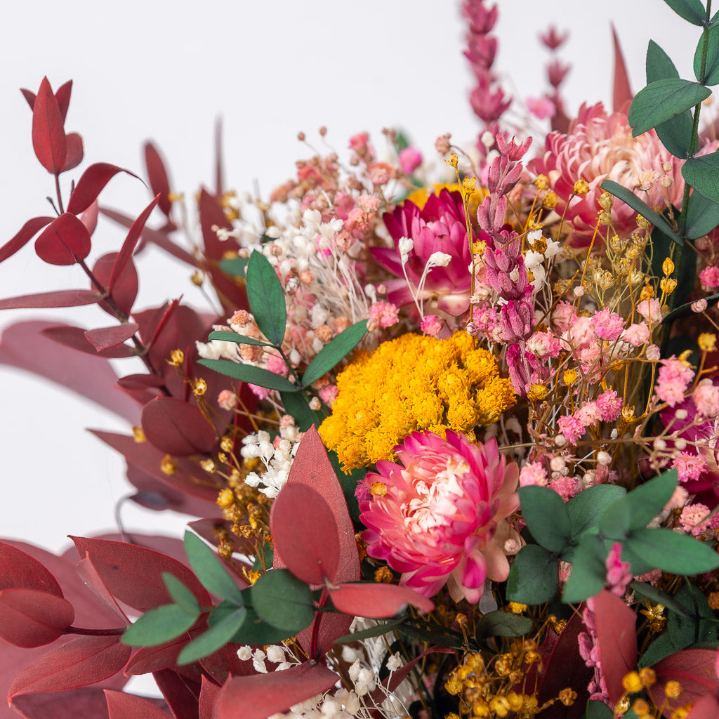 Ramo de flores preservadas de tonos ocres, burdeos y fúcsias