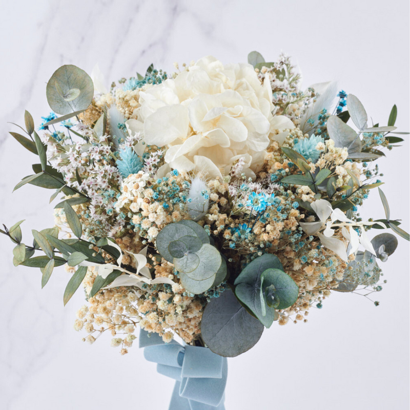bouquet de hortensia blanca preservada y flores azules