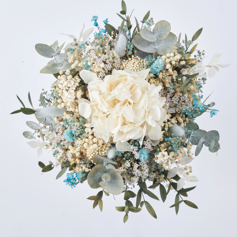 ramo preservado de hortensia blanca y flores azules