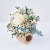 ramo de hortensia blanca preservada con tonos azules