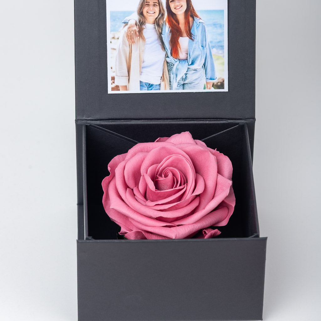 cofre caja con rosa eterna preservada, peluche y bombones ideal san valentín