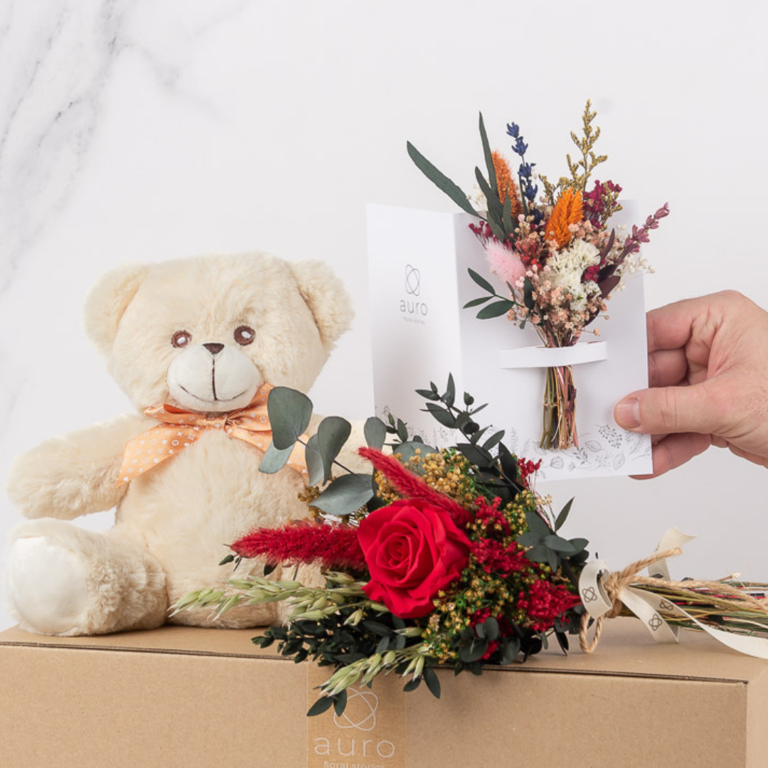pack regalo de rosa eterna con peluche y tarjeta de flores preservadas