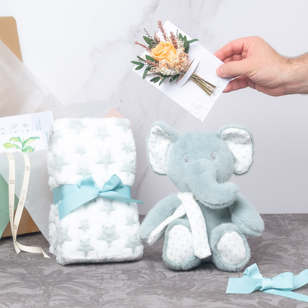 caja regalo con pack para bebé con peluche de elefante, mantita y tarjeta de flores con rosa eterna