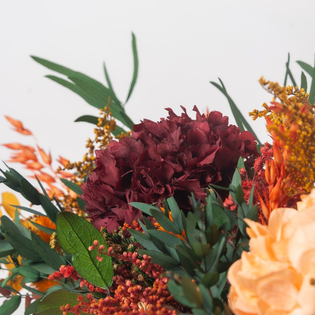 cesto capazo de flores preservadas con hortensias y eucaliptus