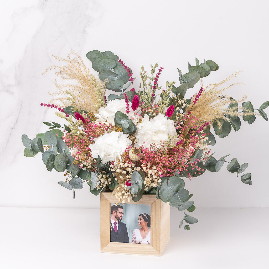 centro XL de flores preservadas personalizable con tu foto con hortensia y eucaliptus
