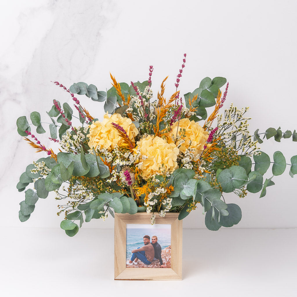 centro de flores preservadas personalizado con tu foto con hortensia y eucaliptus preservados