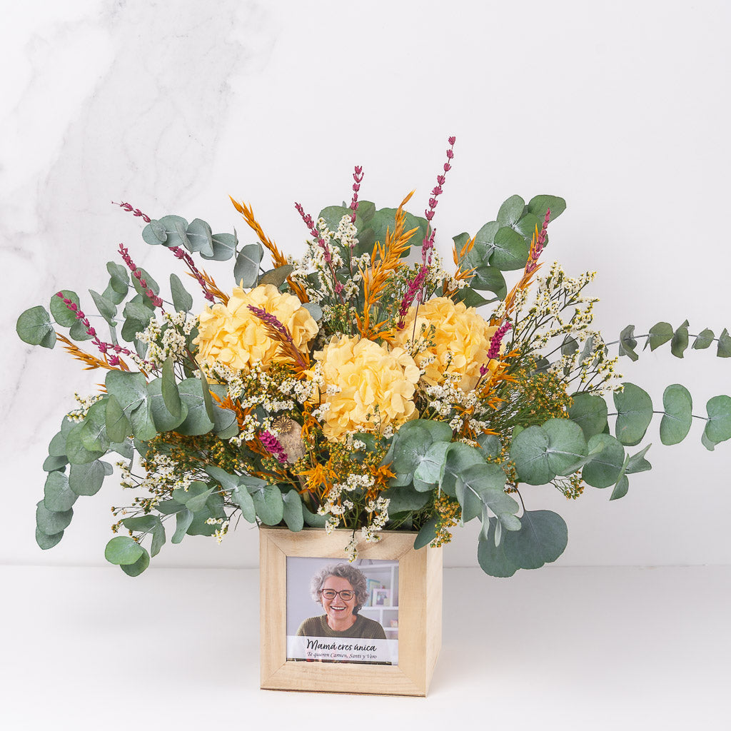 centro de flores preservadas personalizado con tu foto con hortensia y eucaliptus preservados