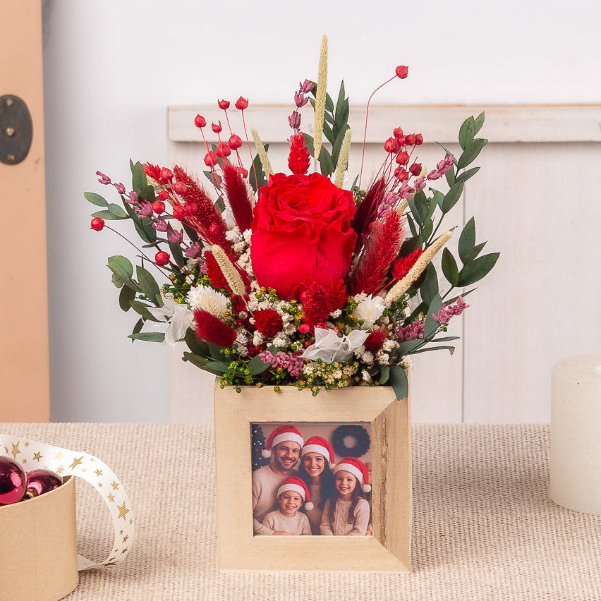 regalo de centro con rosa eterna y foto