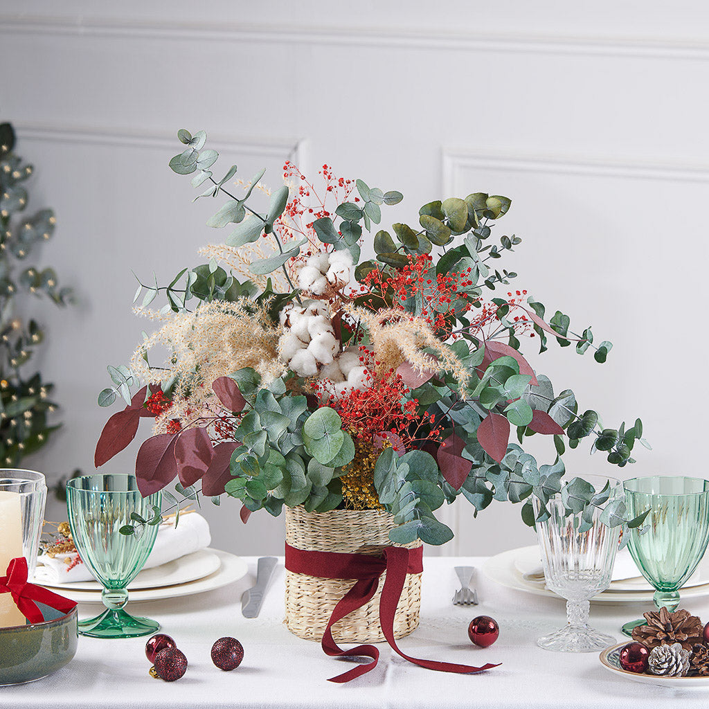 cesta de flores preservadas de navidad con eucaliptos