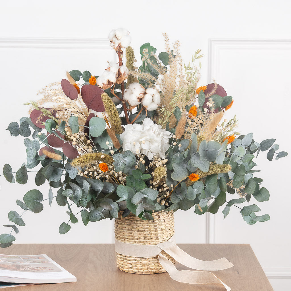 cesto de hortensia y eucaliptus preservados