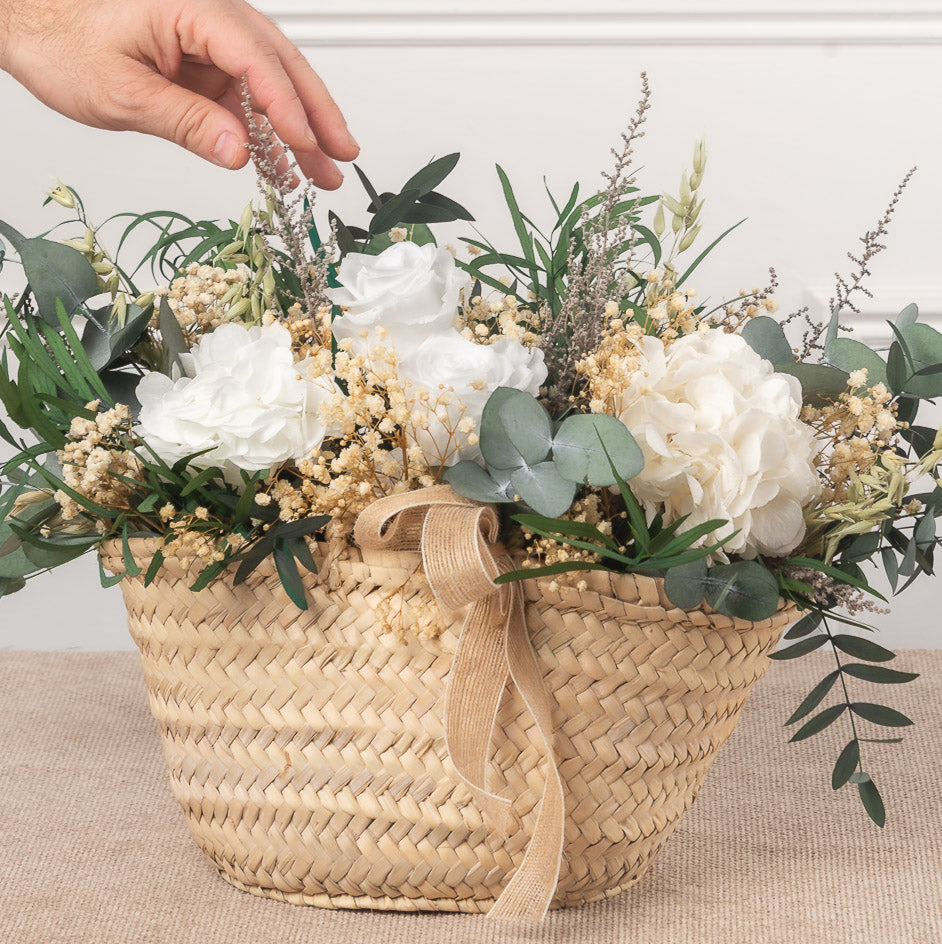 cesto capazo con rosas y hortensias blancas preservadas