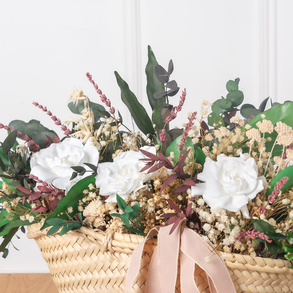 cesto capazo de flores preservadas con gardenia y lavanda