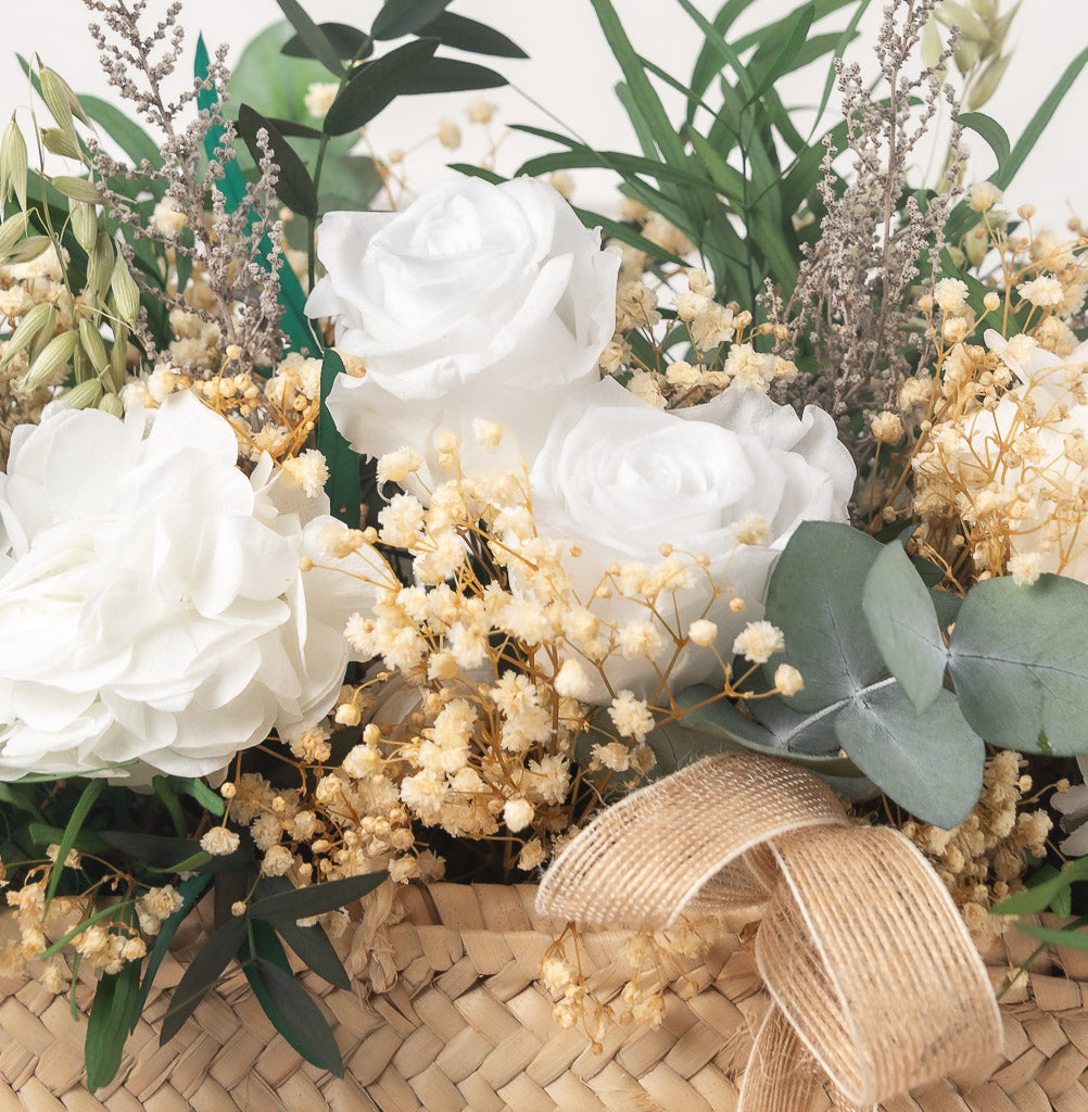 cesto capazo con rosas y hortensias blancas preservadas