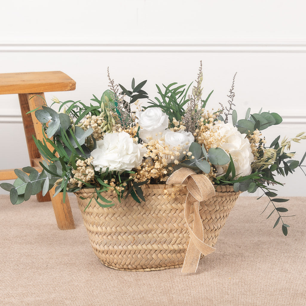 cesto capazo con rosas y hortensias blancas preservadas
