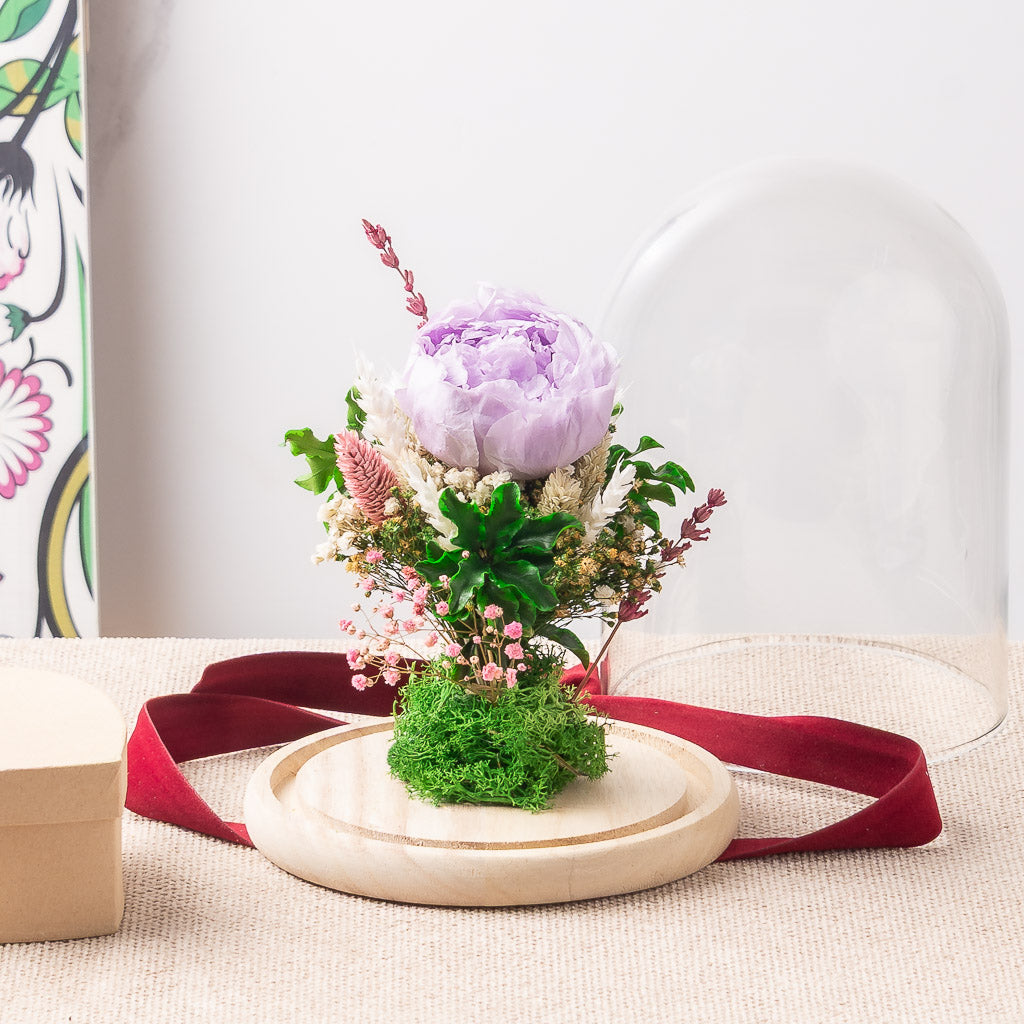 cúpula campana con peonia preservada