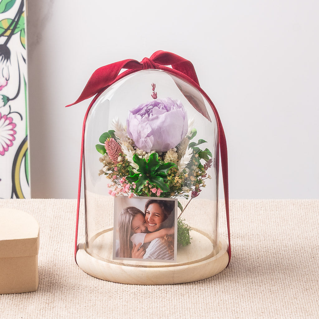 cúpula campana con peonia preservada