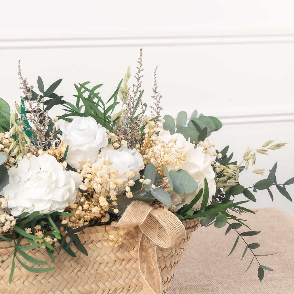 cesto capazo con rosas y hortensias blancas preservadas