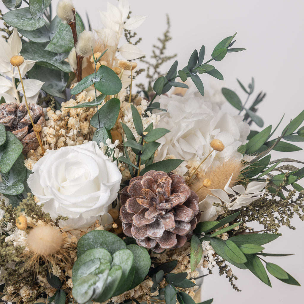 ramo de Navidad con flores preservadas, rosas, hortensias, eucaliptus