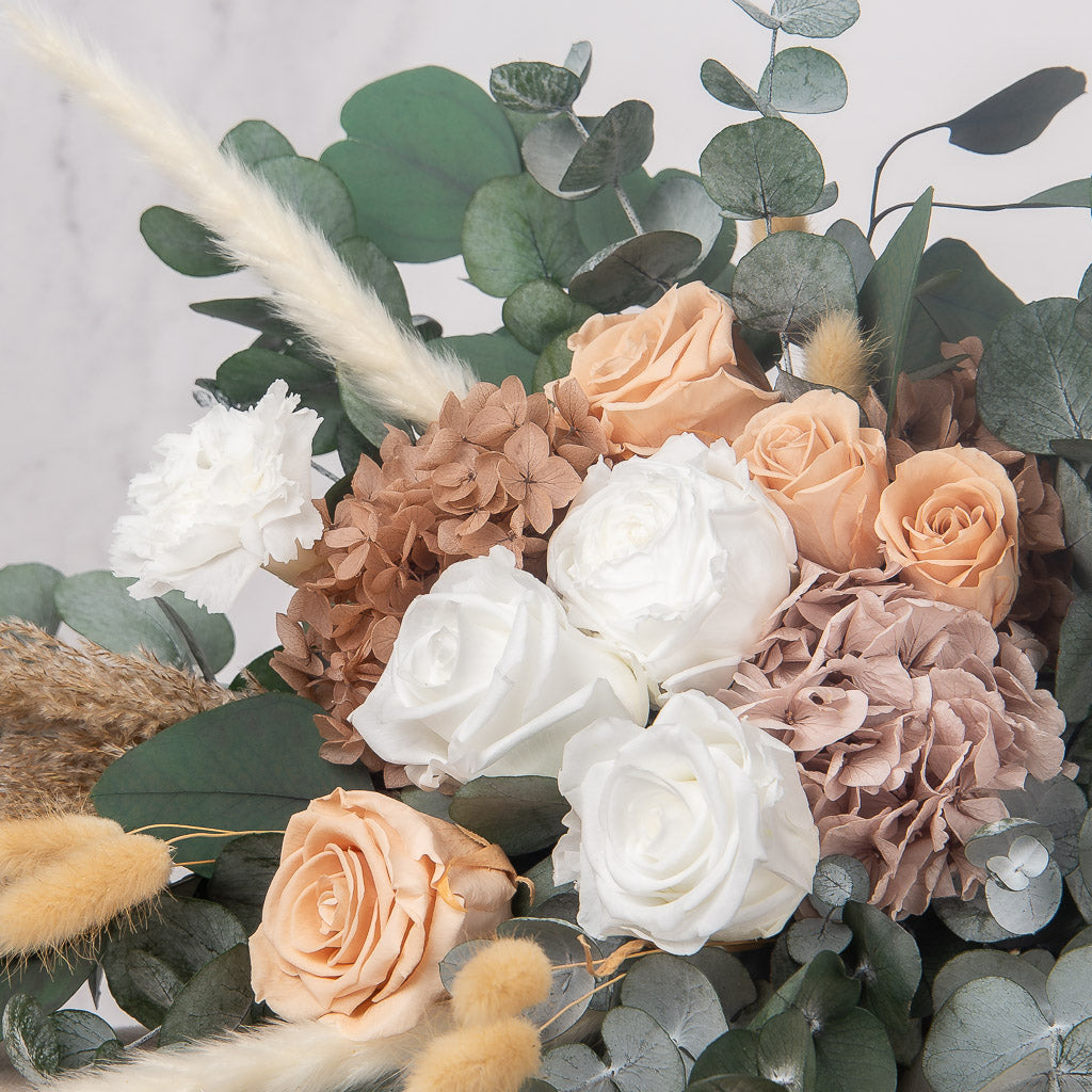ramo de novia de flores preservadas con rosas blancas y rosas eternas