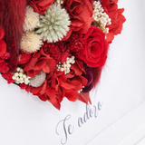 detalle de corazón rojo de flores preservadas
