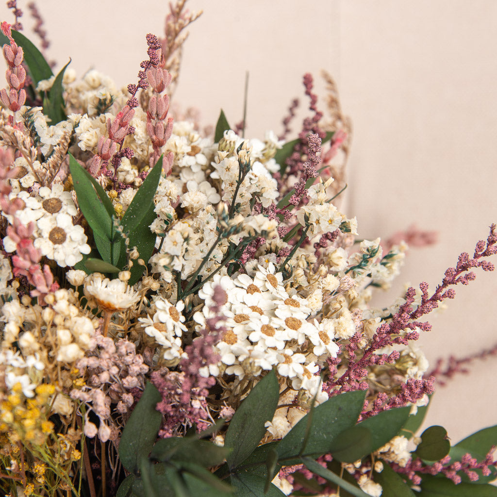 ramo silvestre de flores preservadas con margaritas, lavanda y eucaliptus