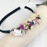 diadema con arreglo lateral de flores