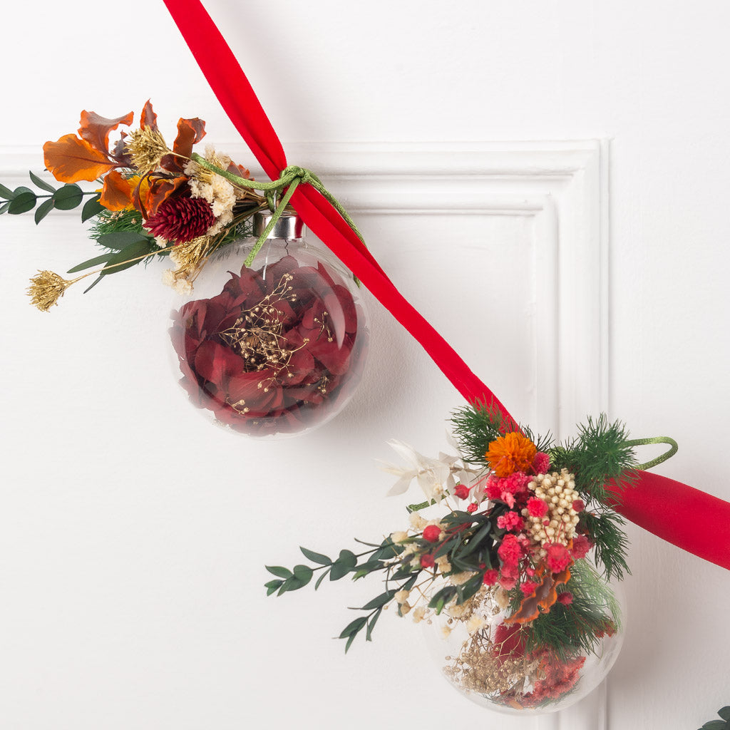 guirnalda de flores preservadas con bolas transparentes