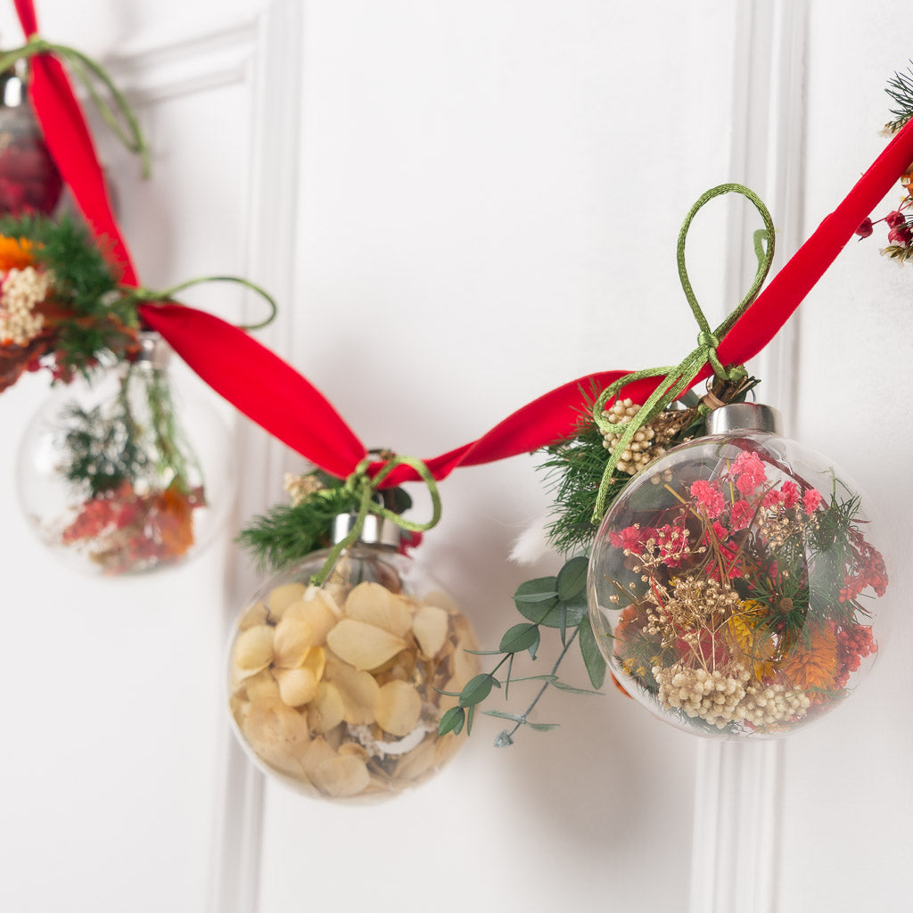 guirnalda de flores preservadas con bolas transparentes