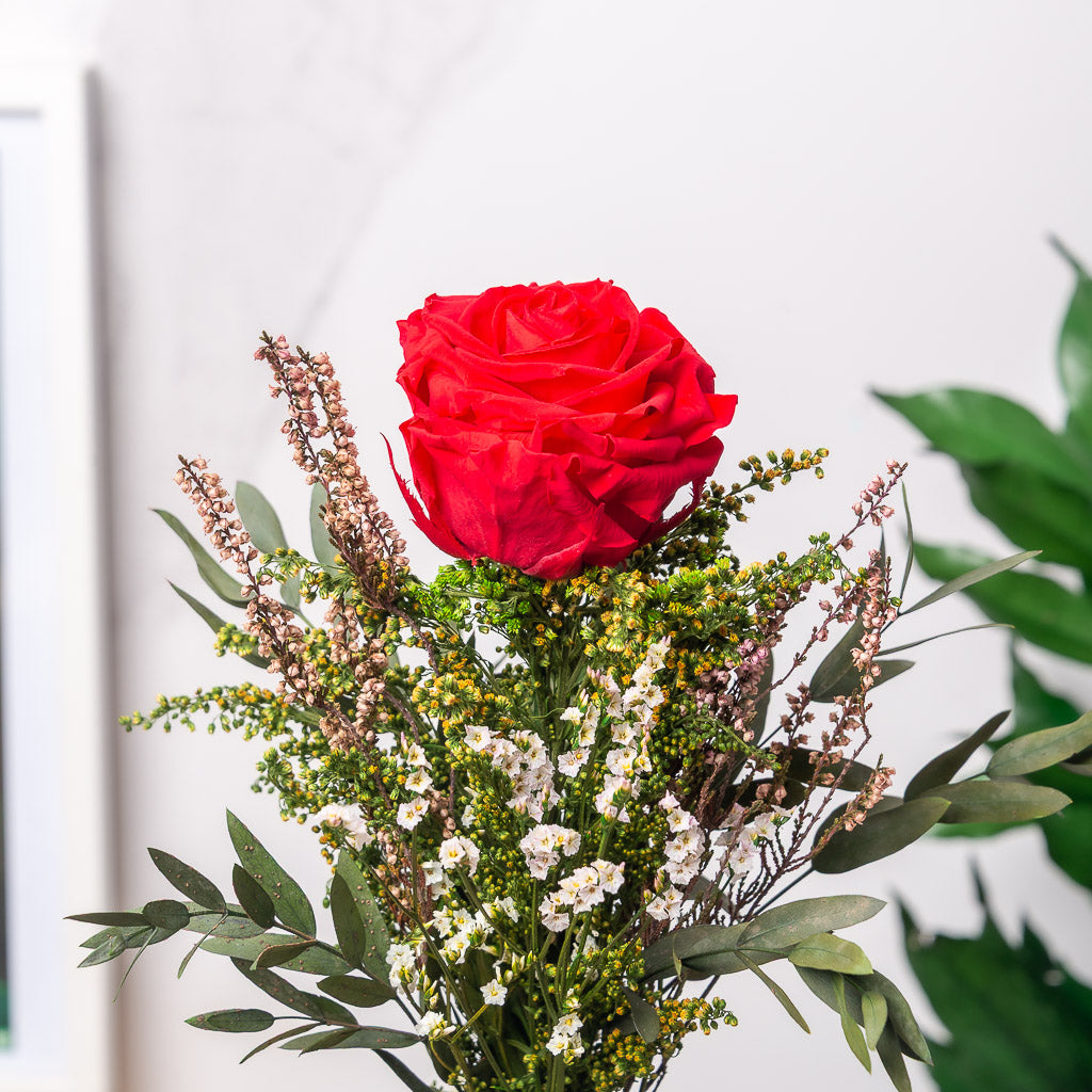 kokedama de rosa eterna preservada y flores eternas