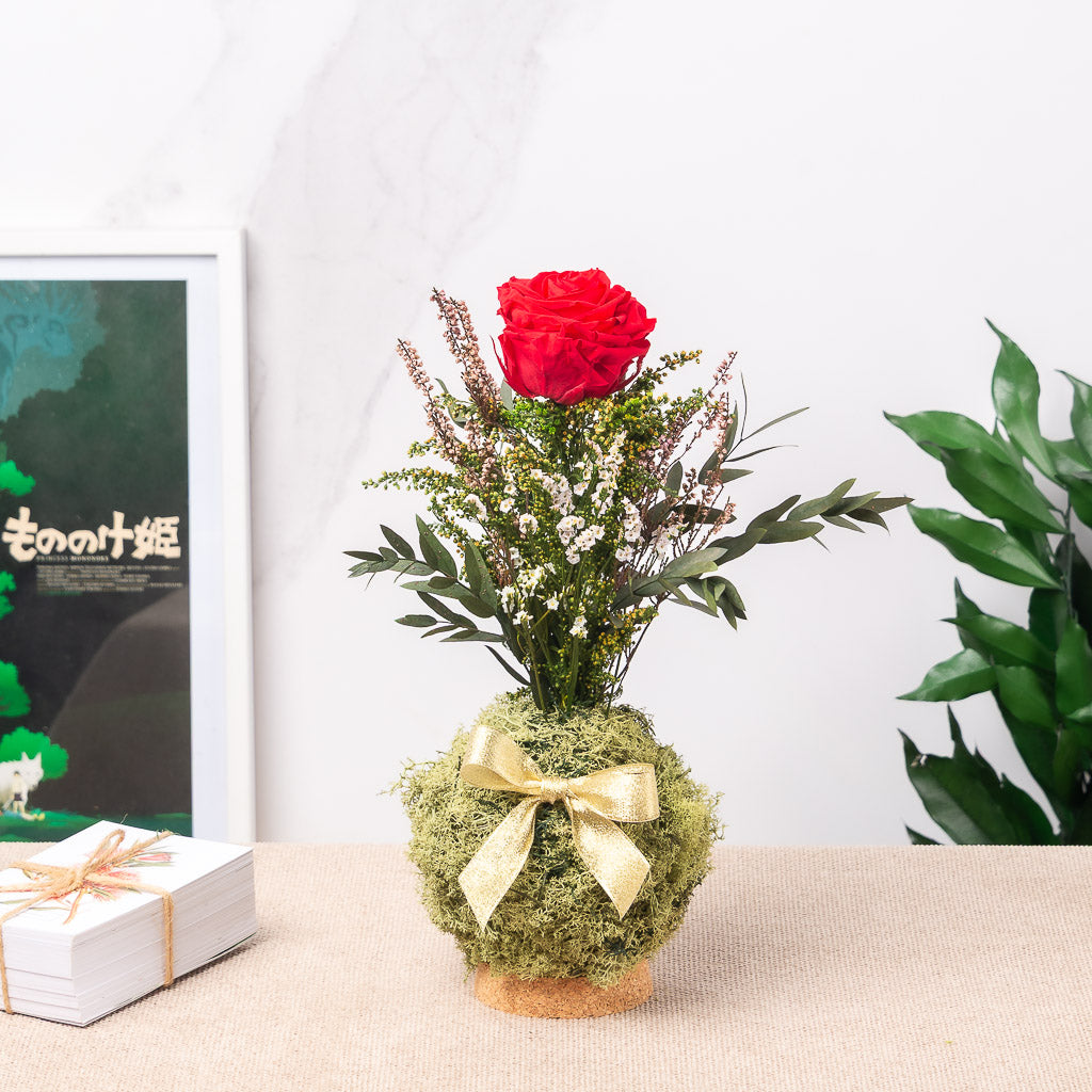 kokedama de rosa eterna preservada y flores eternas