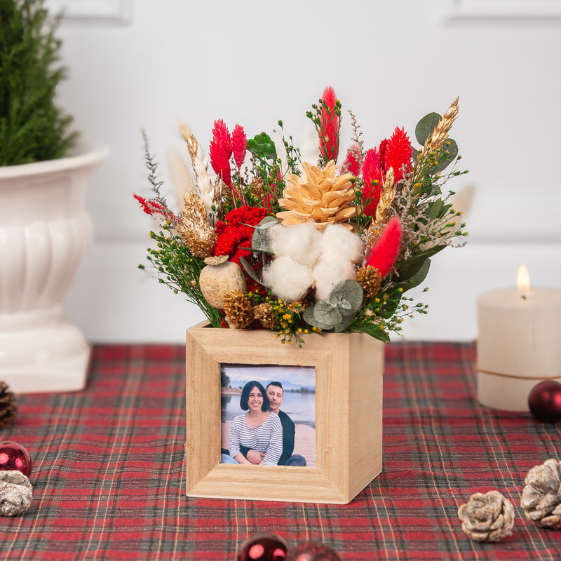 marco con foto y flores preservadas estilo navideño