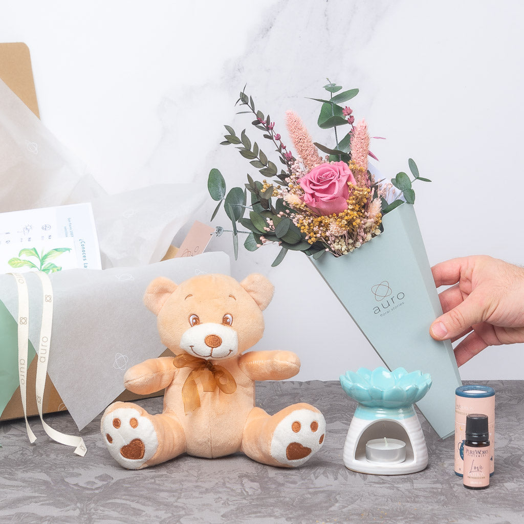 caja regalo con pack de rosa preservada, peluche y quemador de esencias