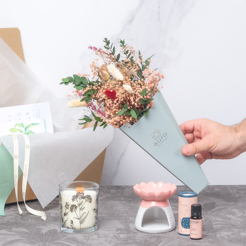 pack de flores preservadas en formato estuche con vela decorativa y quemador de esencias. caja regalo ideal cumpleaños 