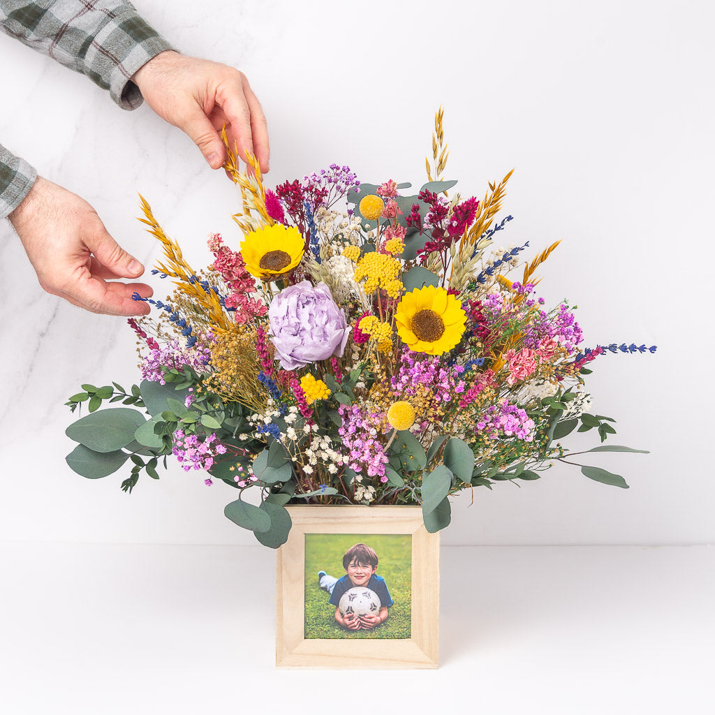 centro de flores preservadas con foto XL con girasoles eternos y peonías preservadas