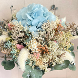 hortensia azul preservada con flores silvestres