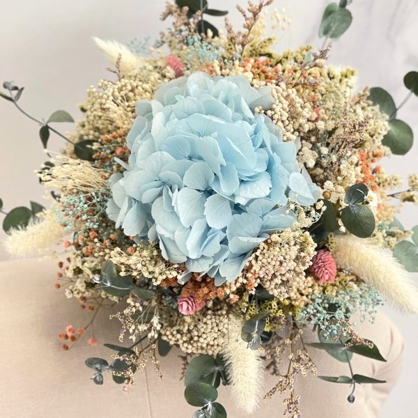 ramo de novia con hortensia azul preservada