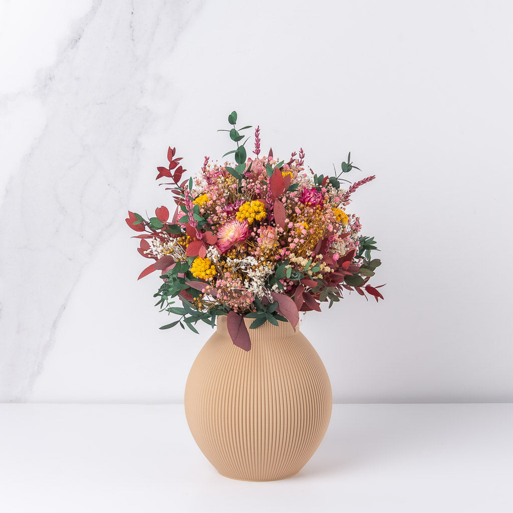 Ramo de flores preservadas de tonos ocres, burdeos y fúcsias