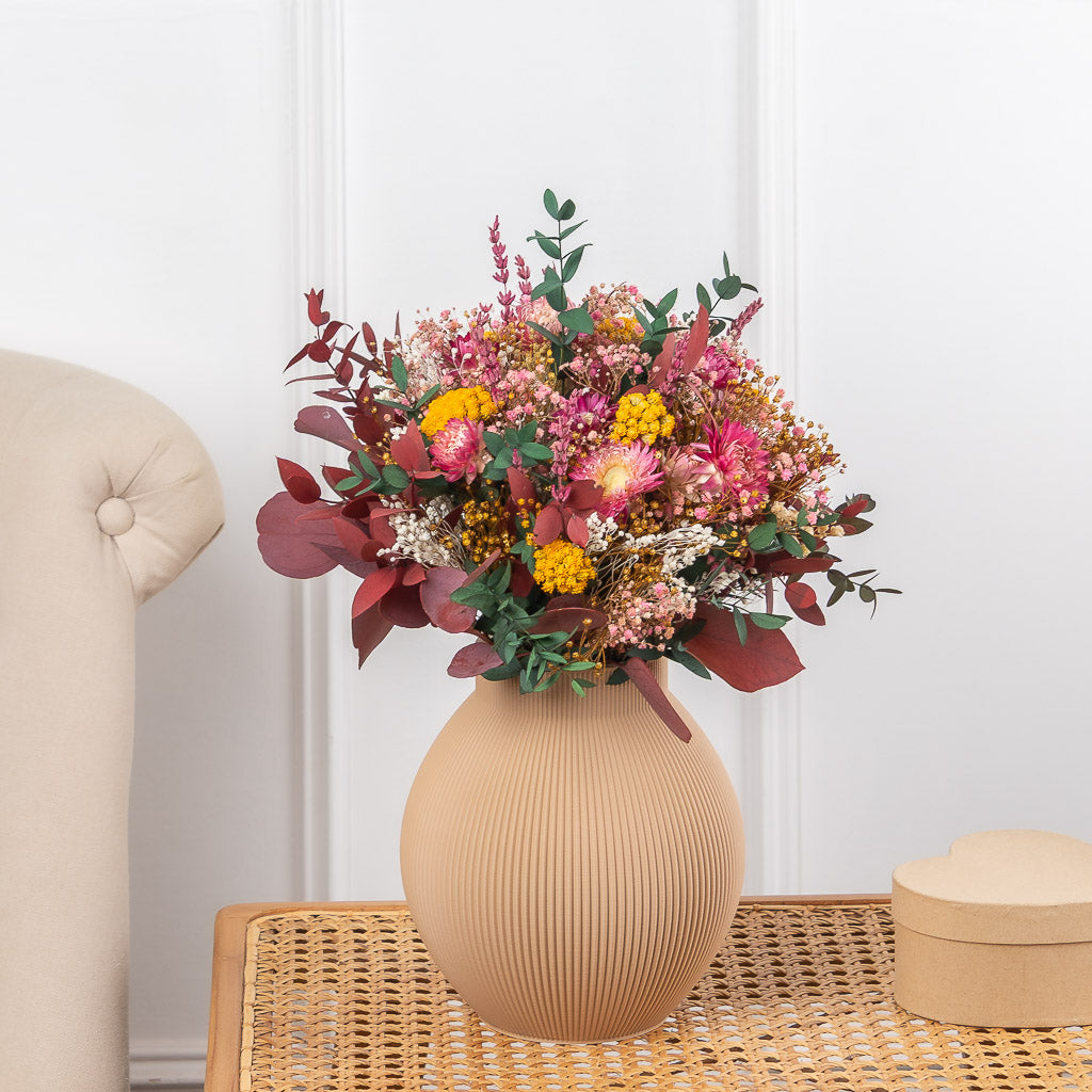 Ramo de flores preservadas de tonos ocres, burdeos y fúcsias